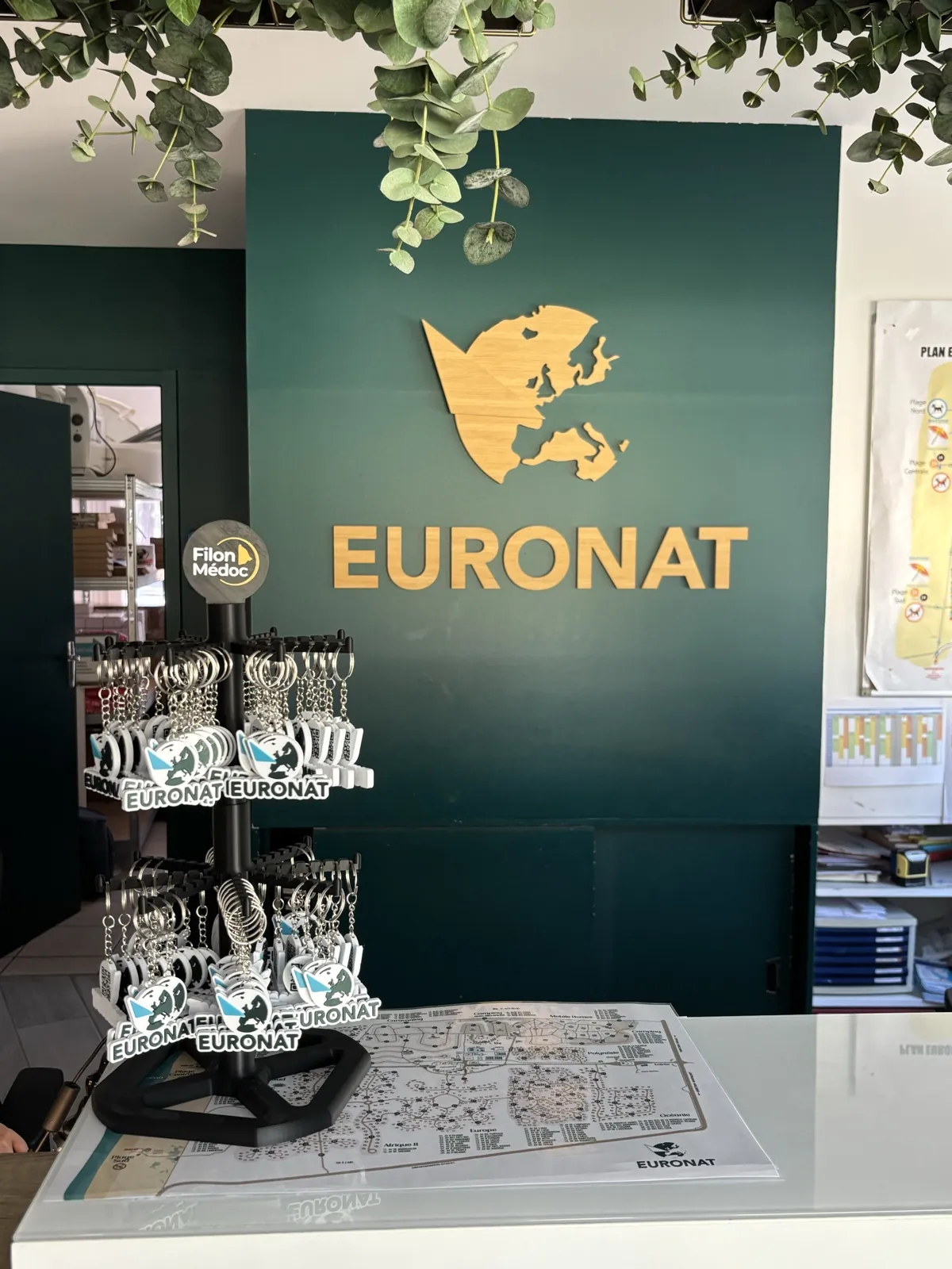 Présentoir de porte-clés Euronat imprimés en 3D, installé à l'accueil du village naturiste