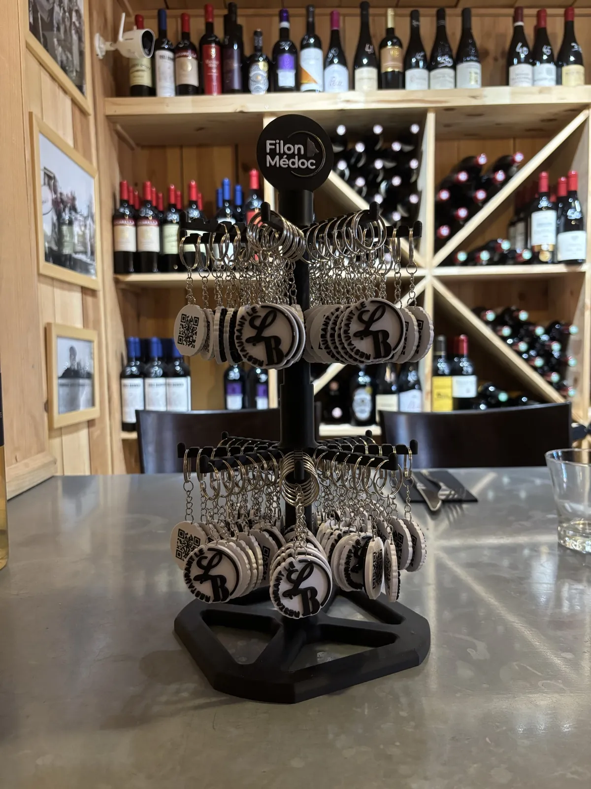 Présentoir Filon Médoc de porte-clés « Le LB » exposé sur une table du restaurant à Soulac-sur-Mer